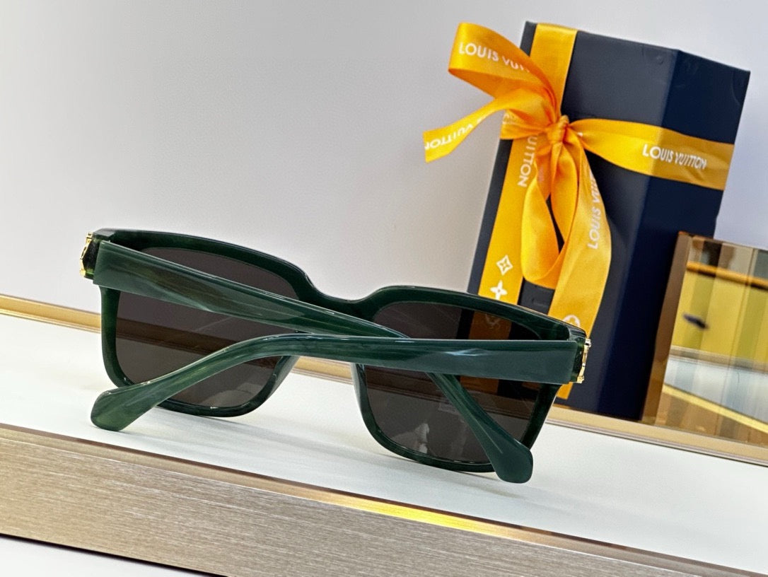 Z1785W Louis Vuitton Glide Square Sunglasses  ✨ - buyonlinebehappy