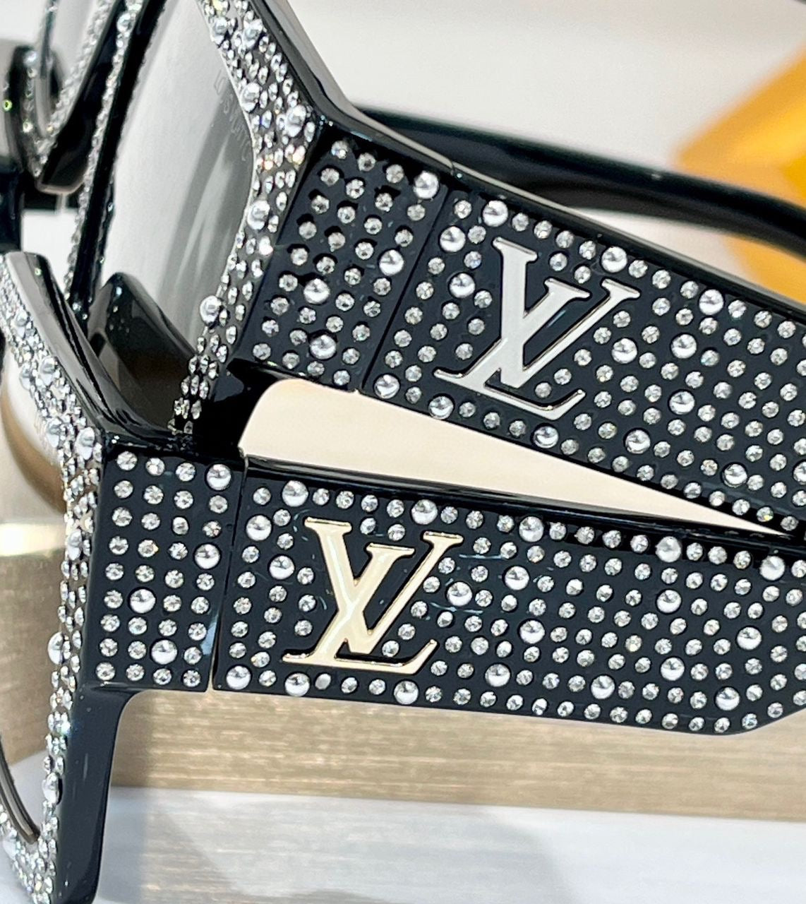 Louis Vuitton Z2396E Runway LV Clash Pearls & Strass Sunglasses✨ - buyonlinebehappy