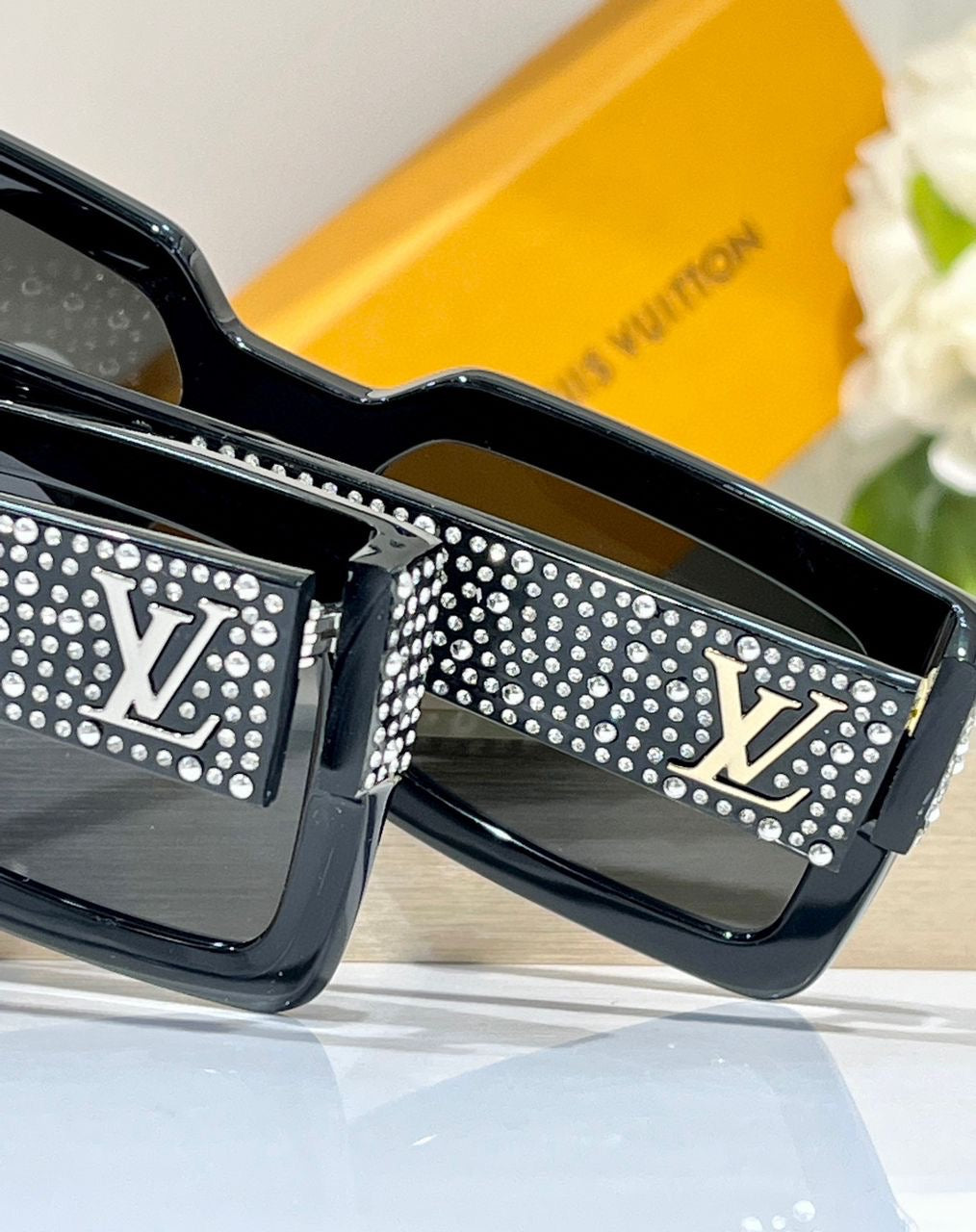 Louis Vuitton Z2396E Runway LV Clash Pearls & Strass Sunglasses✨ - buyonlinebehappy