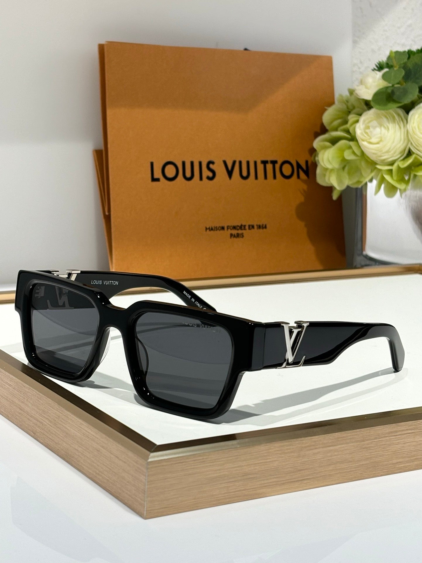 Louis Vuitton Z2178E LV Sleek Square Large Sunglasses ✨