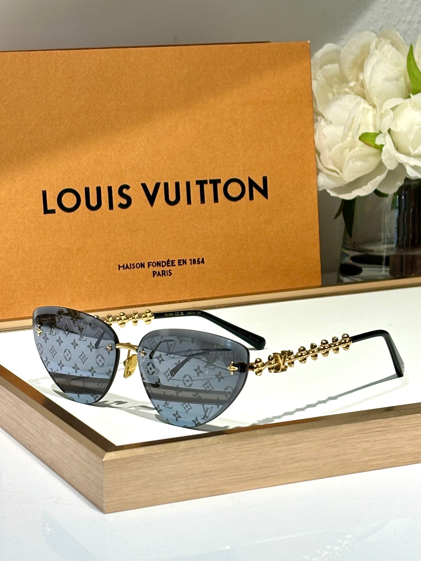 Louis Vuitton Z2138U LV Bloom Cat Eye Sunglasses ✨