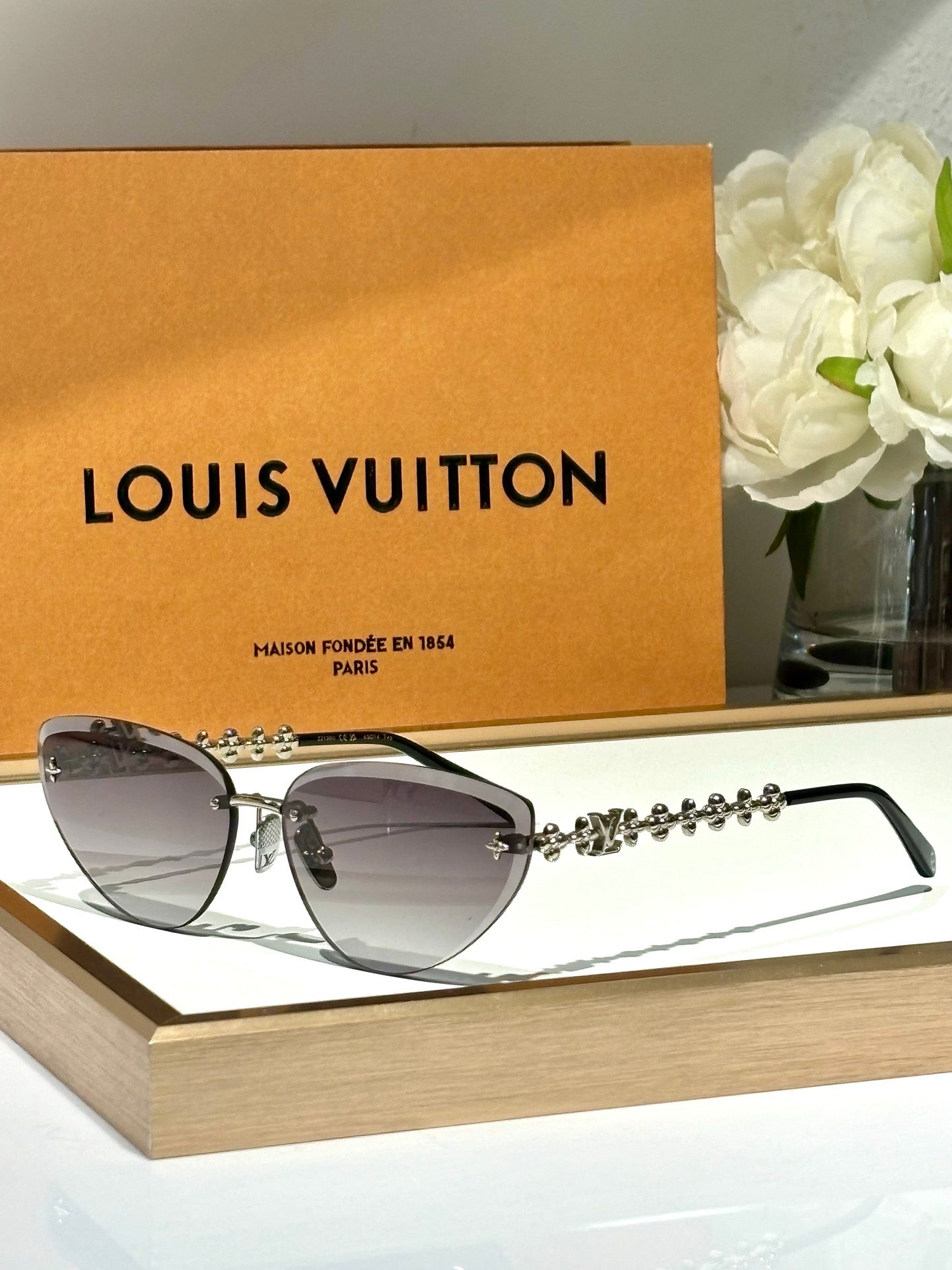 Louis Vuitton Z2138U LV Bloom Cat Eye Sunglasses ✨