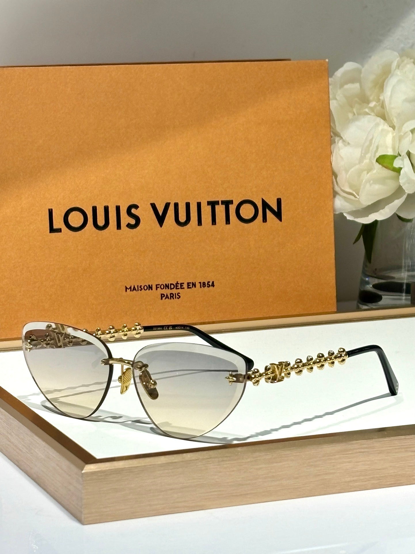 Louis Vuitton Z2138U LV Bloom Cat Eye Sunglasses ✨