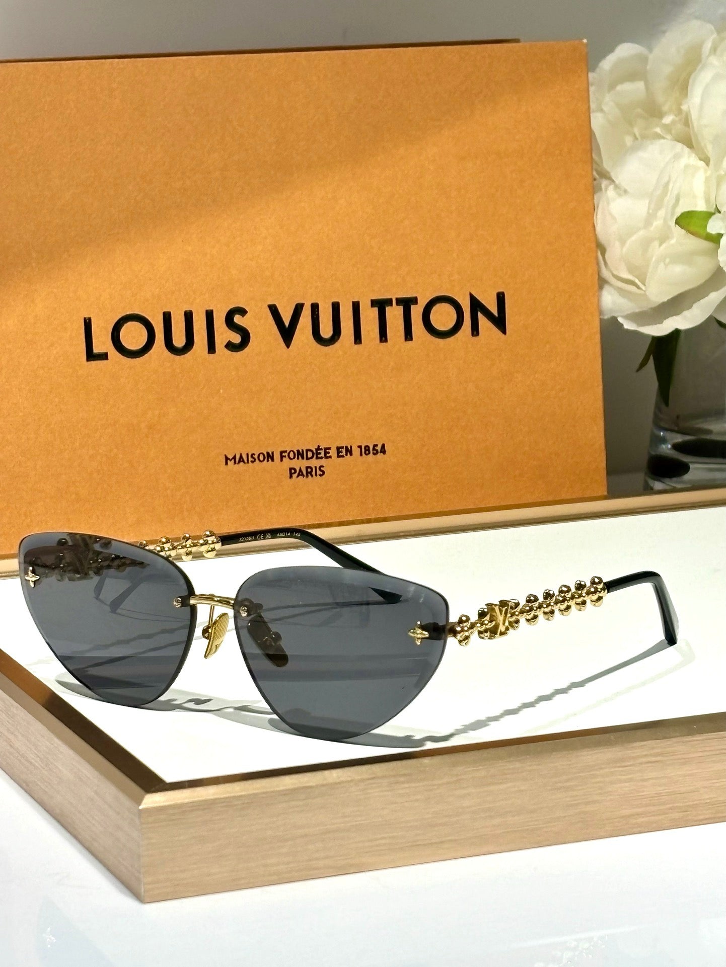 Louis Vuitton Z2138U LV Bloom Cat Eye Sunglasses ✨